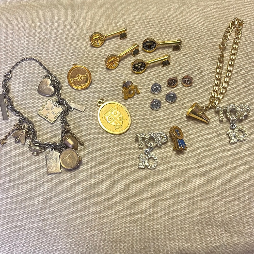 Collection of vintage Tupperware costume jewelry. 17 pcs total.
